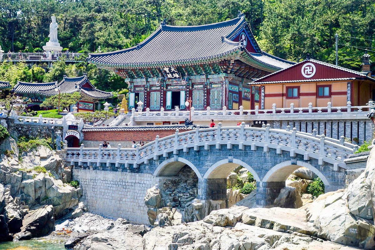 Den-haedong-yonggunsa-busan